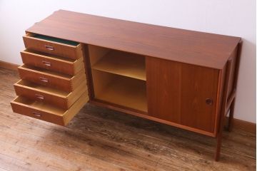 デンマーク家具　チーク材　横付きの脚が個性的なビンテージサイドボード(収納棚、リビングボード)