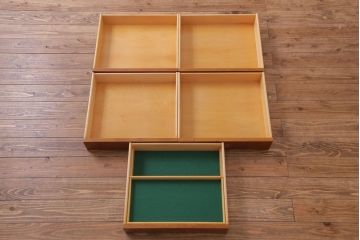 デンマーク家具　チーク材　横付きの脚が個性的なビンテージサイドボード(収納棚、リビングボード)