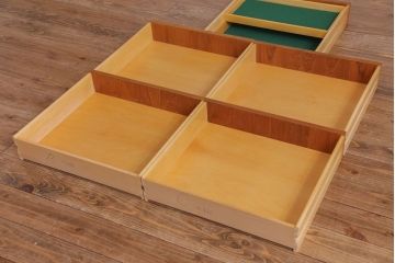 デンマーク家具　チーク材　横付きの脚が個性的なビンテージサイドボード(収納棚、リビングボード)