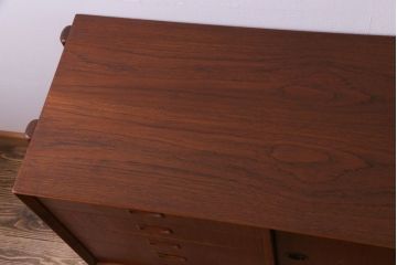 デンマーク家具　チーク材　横付きの脚が個性的なビンテージサイドボード(収納棚、リビングボード)