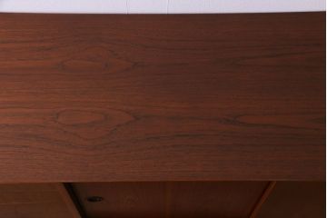 デンマーク家具　チーク材　横付きの脚が個性的なビンテージサイドボード(収納棚、リビングボード)