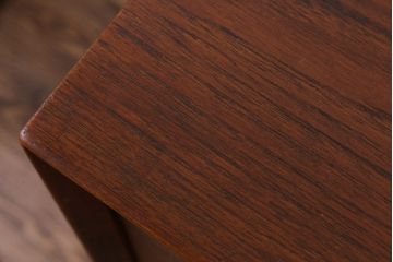 デンマーク家具　チーク材　横付きの脚が個性的なビンテージサイドボード(収納棚、リビングボード)