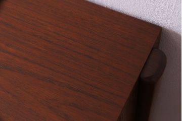 デンマーク家具　チーク材　横付きの脚が個性的なビンテージサイドボード(収納棚、リビングボード)