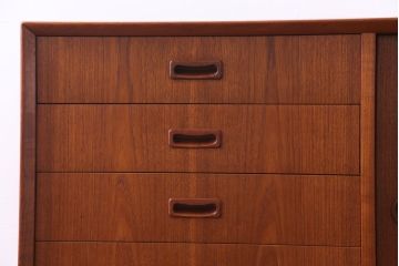 デンマーク家具　チーク材　横付きの脚が個性的なビンテージサイドボード(収納棚、リビングボード)