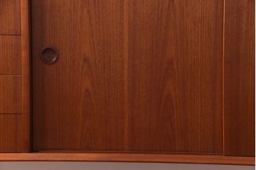 デンマーク家具　チーク材　横付きの脚が個性的なビンテージサイドボード(収納棚、リビングボード)