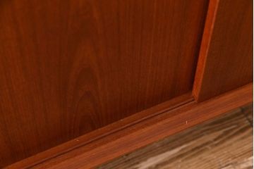 デンマーク家具　チーク材　横付きの脚が個性的なビンテージサイドボード(収納棚、リビングボード)