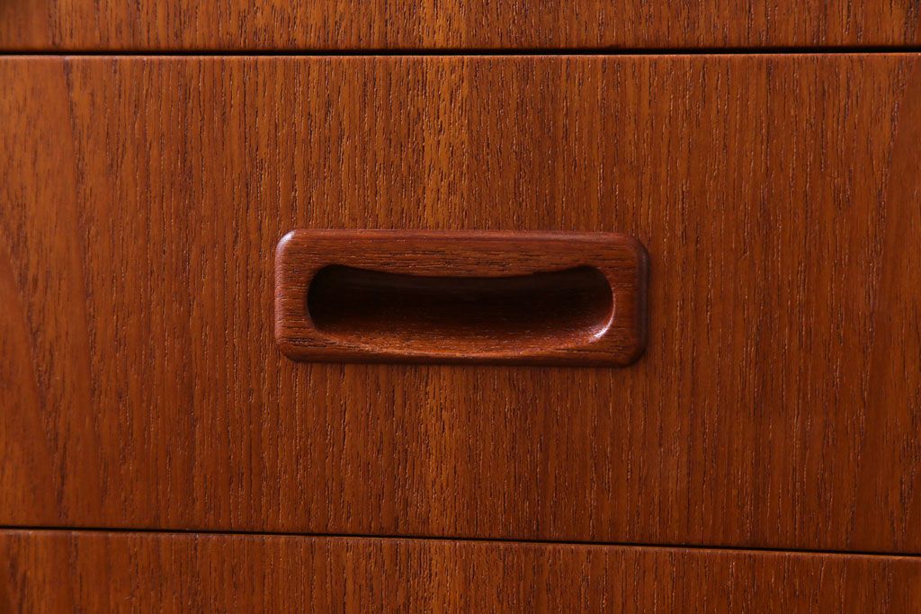 デンマーク家具　チーク材　横付きの脚が個性的なビンテージサイドボード(収納棚、リビングボード)