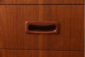 デンマーク家具　チーク材　横付きの脚が個性的なビンテージサイドボード(収納棚、リビングボード)