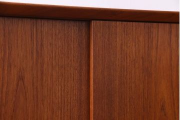デンマーク家具　チーク材　横付きの脚が個性的なビンテージサイドボード(収納棚、リビングボード)