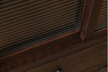 アンティーク家具　和製アンティーク　大正期　ケヤキ材　モールガラス　味わい感じる佇まいがお洒落な収納棚(戸棚、キャビネット)