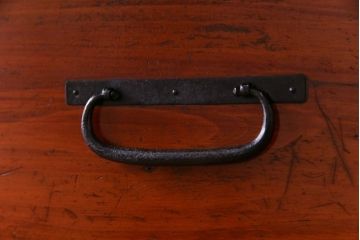 アンティーク家具　和製アンティーク　棚付き・観音開き戸　十字金具が魅力の時代箪笥サイドチェスト(サイドボード、リビングボード)