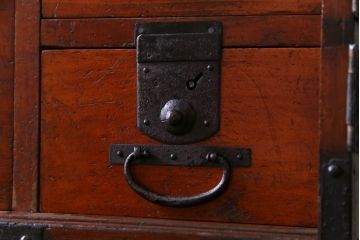 アンティーク家具　和製アンティーク　棚付き・観音開き戸　十字金具が魅力の時代箪笥サイドチェスト(サイドボード、リビングボード)