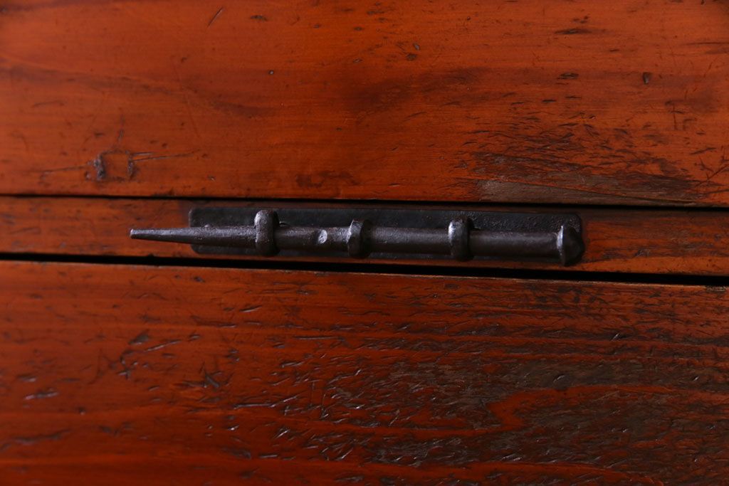 アンティーク家具　和製アンティーク　棚付き・観音開き戸　十字金具が魅力の時代箪笥サイドチェスト(サイドボード、リビングボード)