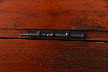 アンティーク家具　和製アンティーク　棚付き・観音開き戸　十字金具が魅力の時代箪笥サイドチェスト(サイドボード、リビングボード)