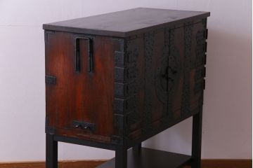 アンティーク家具　和製アンティーク　棚付き・観音開き戸　十字金具が魅力の時代箪笥サイドチェスト(サイドボード、リビングボード)