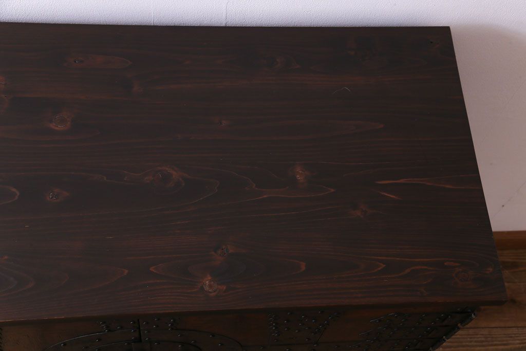 アンティーク家具　和製アンティーク　棚付き・観音開き戸　十字金具が魅力の時代箪笥サイドチェスト(サイドボード、リビングボード)