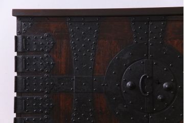 アンティーク家具　和製アンティーク　棚付き・観音開き戸　十字金具が魅力の時代箪笥サイドチェスト(サイドボード、リビングボード)