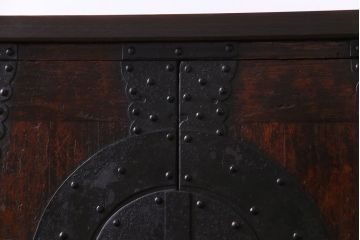 アンティーク家具　和製アンティーク　棚付き・観音開き戸　十字金具が魅力の時代箪笥サイドチェスト(サイドボード、リビングボード)