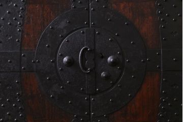 アンティーク家具　和製アンティーク　棚付き・観音開き戸　十字金具が魅力の時代箪笥サイドチェスト(サイドボード、リビングボード)