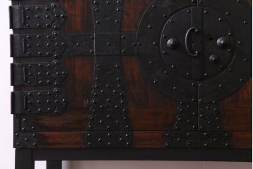 アンティーク家具　和製アンティーク　棚付き・観音開き戸　十字金具が魅力の時代箪笥サイドチェスト(サイドボード、リビングボード)