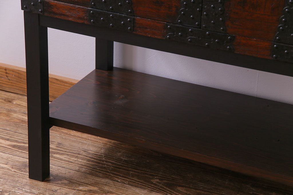 アンティーク家具　和製アンティーク　棚付き・観音開き戸　十字金具が魅力の時代箪笥サイドチェスト(サイドボード、リビングボード)