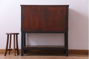 アンティーク家具　和製アンティーク　棚付き・観音開き戸　十字金具が魅力の時代箪笥サイドチェスト(サイドボード、リビングボード)