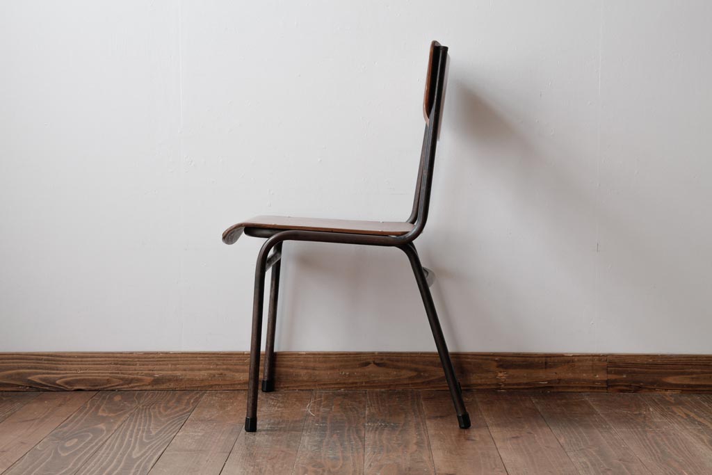 ヴィンテージ家具　ヨーロッパビンテージ　レトロな佇まいのスクールチェア(鉄脚チェア、椅子)