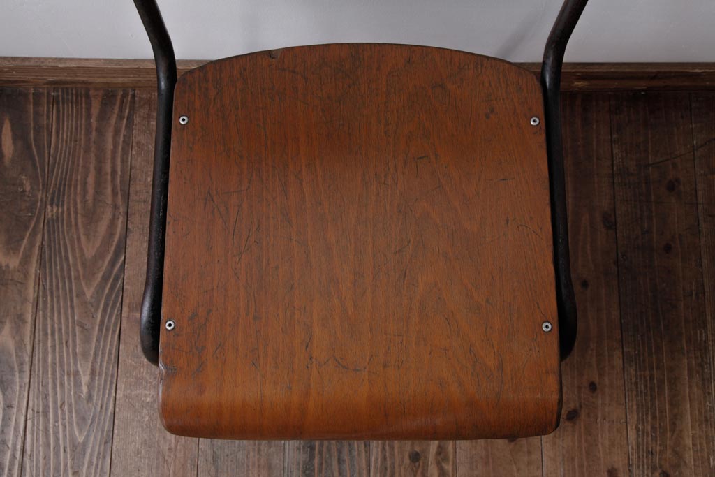 ヴィンテージ家具　ヨーロッパビンテージ　レトロな佇まいのスクールチェア(鉄脚チェア、椅子)