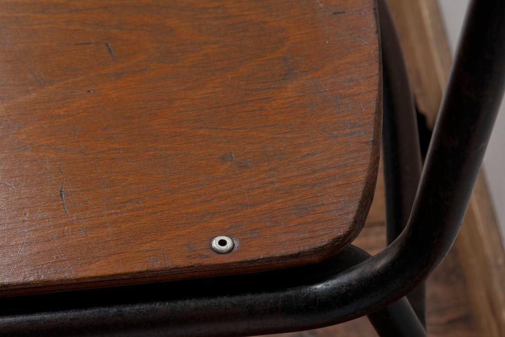 ヴィンテージ家具　ヨーロッパビンテージ　レトロな佇まいのスクールチェア(鉄脚チェア、椅子)