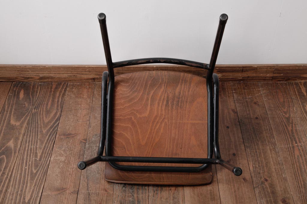 ヴィンテージ家具　ヨーロッパビンテージ　レトロな佇まいのスクールチェア(鉄脚チェア、椅子)