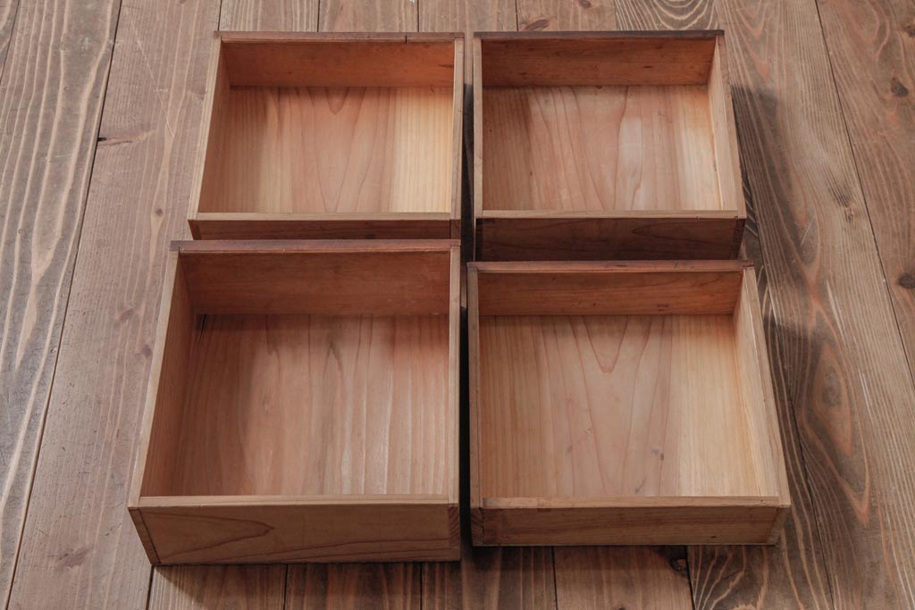 アンティーク家具　和製アンティーク　シンプルで味わいのある小引き出し(卓上収納)