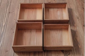 アンティーク家具　和製アンティーク　シンプルで味わいのある小引き出し(卓上収納)