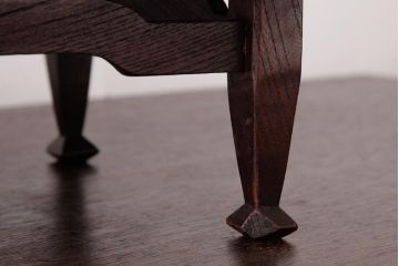 アンティーク雑貨　和製アンティーク　総ケヤキ材　そろばんの玉のような脚の形が印象的な花台(飾り台)