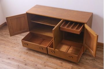 ヴィンテージ家具　イギリスビンテージ　楡材　ERCOL(アーコール)　丸みのあるフォルムのキャスター付きサイドボード(収納棚、キャビネット)