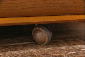 ヴィンテージ家具　イギリスビンテージ　楡材　ERCOL(アーコール)　丸みのあるフォルムのキャスター付きサイドボード(収納棚、キャビネット)