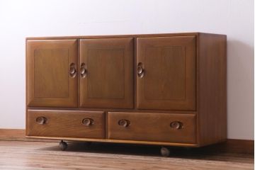 ヴィンテージ家具　イギリスビンテージ　楡材　ERCOL(アーコール)　丸みのあるフォルムのキャスター付きサイドボード(収納棚、キャビネット)