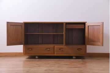 ヴィンテージ家具　イギリスビンテージ　楡材　ERCOL(アーコール)　丸みのあるフォルムのキャスター付きサイドボード(収納棚、キャビネット)