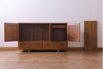 ヴィンテージ家具　イギリスビンテージ　楡材　ERCOL(アーコール)　丸みのあるフォルムのキャスター付きサイドボード(収納棚、キャビネット)