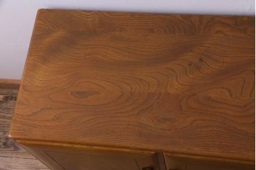 ヴィンテージ家具　イギリスビンテージ　楡材　ERCOL(アーコール)　丸みのあるフォルムのキャスター付きサイドボード(収納棚、キャビネット)