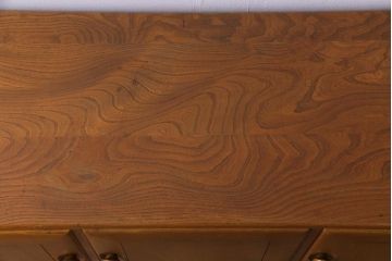 ヴィンテージ家具　イギリスビンテージ　楡材　ERCOL(アーコール)　丸みのあるフォルムのキャスター付きサイドボード(収納棚、キャビネット)