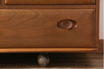 ヴィンテージ家具　イギリスビンテージ　楡材　ERCOL(アーコール)　丸みのあるフォルムのキャスター付きサイドボード(収納棚、キャビネット)