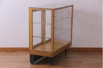 レトロ家具　昭和レトロ　ナラ材　明るい木の色合いがレトロ感を漂わせる5面ガラスのショーケース(飾り棚、陳列棚、ガラスケース)
