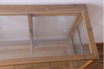 レトロ家具　昭和レトロ　ナラ材　明るい木の色合いがレトロ感を漂わせる5面ガラスのショーケース(飾り棚、陳列棚、ガラスケース)