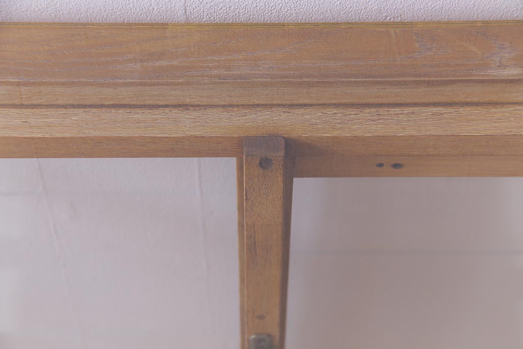 レトロ家具　昭和レトロ　ナラ材　明るい木の色合いがレトロ感を漂わせる5面ガラスのショーケース(飾り棚、陳列棚、ガラスケース)