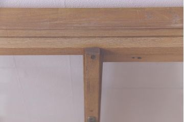 レトロ家具　昭和レトロ　ナラ材　明るい木の色合いがレトロ感を漂わせる5面ガラスのショーケース(飾り棚、陳列棚、ガラスケース)