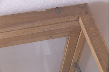 レトロ家具　昭和レトロ　ナラ材　明るい木の色合いがレトロ感を漂わせる5面ガラスのショーケース(飾り棚、陳列棚、ガラスケース)