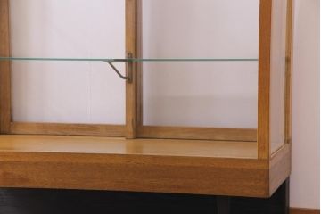 レトロ家具　昭和レトロ　ナラ材　明るい木の色合いがレトロ感を漂わせる5面ガラスのショーケース(飾り棚、陳列棚、ガラスケース)