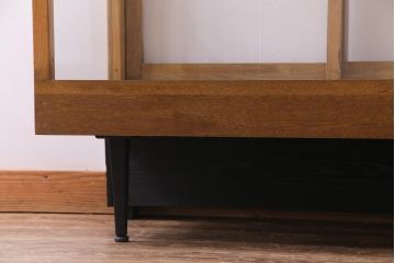 レトロ家具　昭和レトロ　ナラ材　明るい木の色合いがレトロ感を漂わせる5面ガラスのショーケース(飾り棚、陳列棚、ガラスケース)