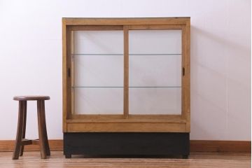 レトロ家具　昭和レトロ　ナラ材　明るい木の色合いがレトロ感を漂わせる5面ガラスのショーケース(飾り棚、陳列棚、ガラスケース)