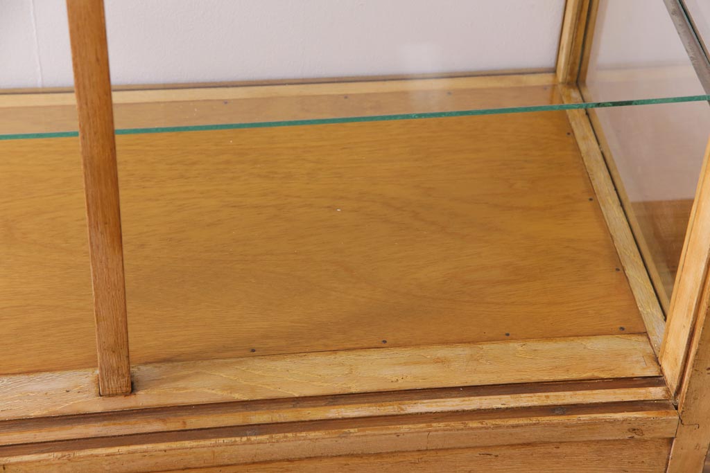 レトロ家具　昭和レトロ　ナラ材　明るい木の色合いがレトロ感を漂わせる5面ガラスのショーケース(飾り棚、陳列棚、ガラスケース)